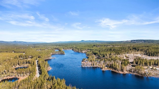 Nærmeste dagligvarebutikk finnes i Braskereidfoss, en kort kjøretur unna.