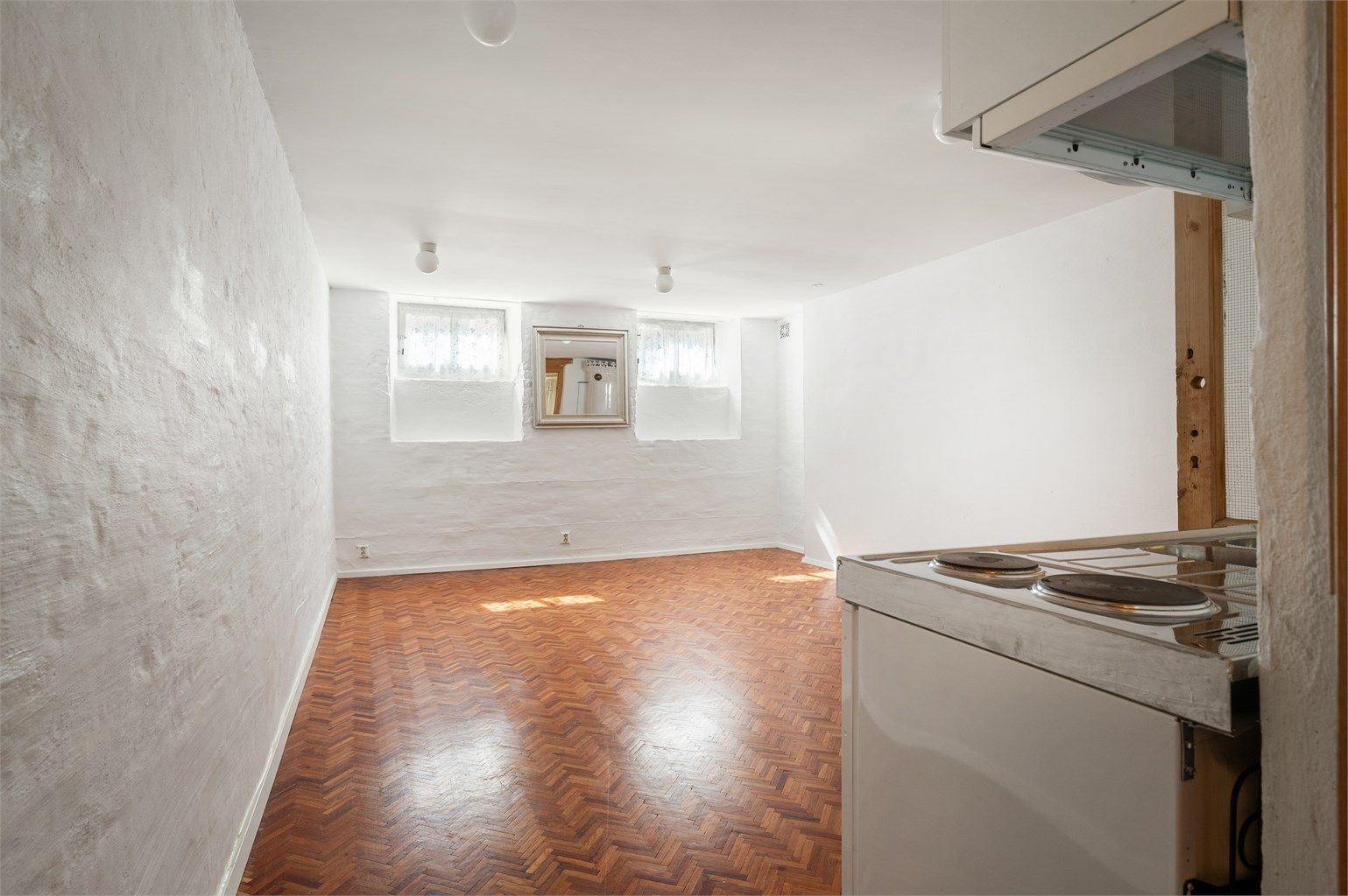 Hybel 1 har ikke egen inngang fra utsiden og selger har brukt hybel 1 som en del av deres bolig. Perfekt som kjellerstue, ungdomsbolig e.l. Tilgang enten via hoved leiligheten eller via de andre delene av underetasjen.