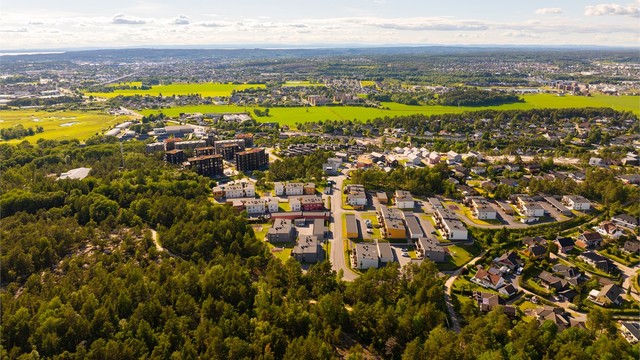 Fra de tilbaketrukne omgivelsene i Begbyåsen tar det ikke mer enn ett kvarter å sykle til byen.