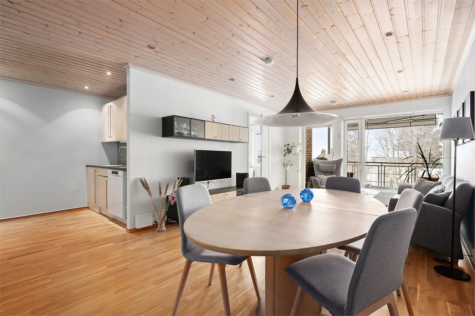 Velkommen til Bregneveien 3 - En lekker 3-roms med balkong og garasjeplass med EL-lader. Ledig 01. april eller etter avtale. Send e-post med informasjon om deg/dere til: Oystein.Sannes@krogsveen.no ved interesse!