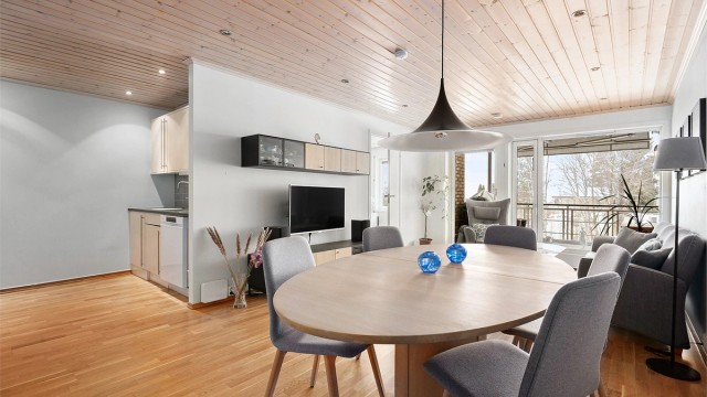 Velkommen til Bregneveien 3 - En lekker 3-roms med balkong og garasjeplass med EL-lader. Ledig 01. april eller etter avtale. Send e-post med informasjon om deg/dere til: Oystein.Sannes@krogsveen.no ved interesse!