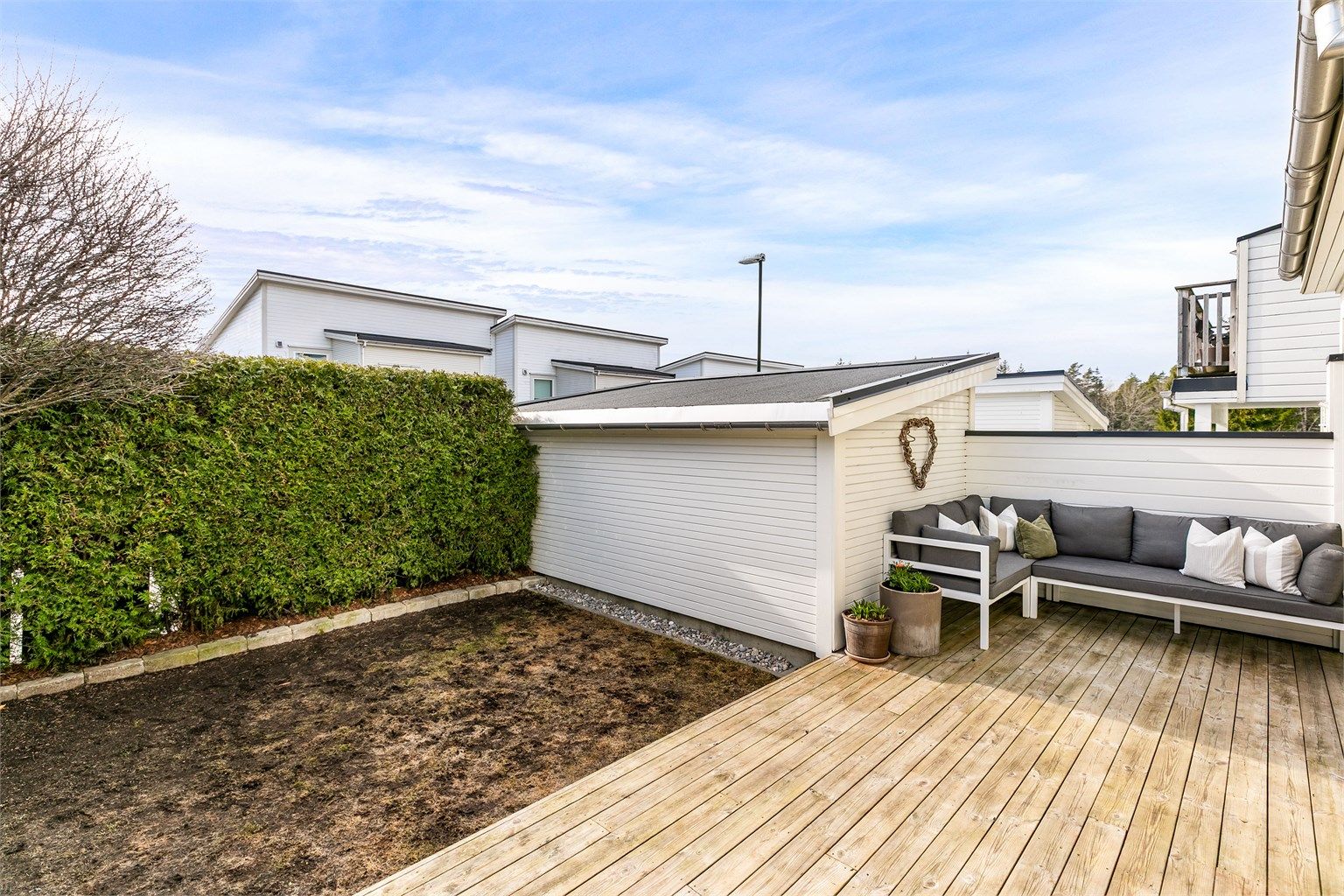 Tettvoksende hekk og høye levegger gjør utearealet lite eksponert. Terrassen er i senere år utvidet til over 30 kvm. 