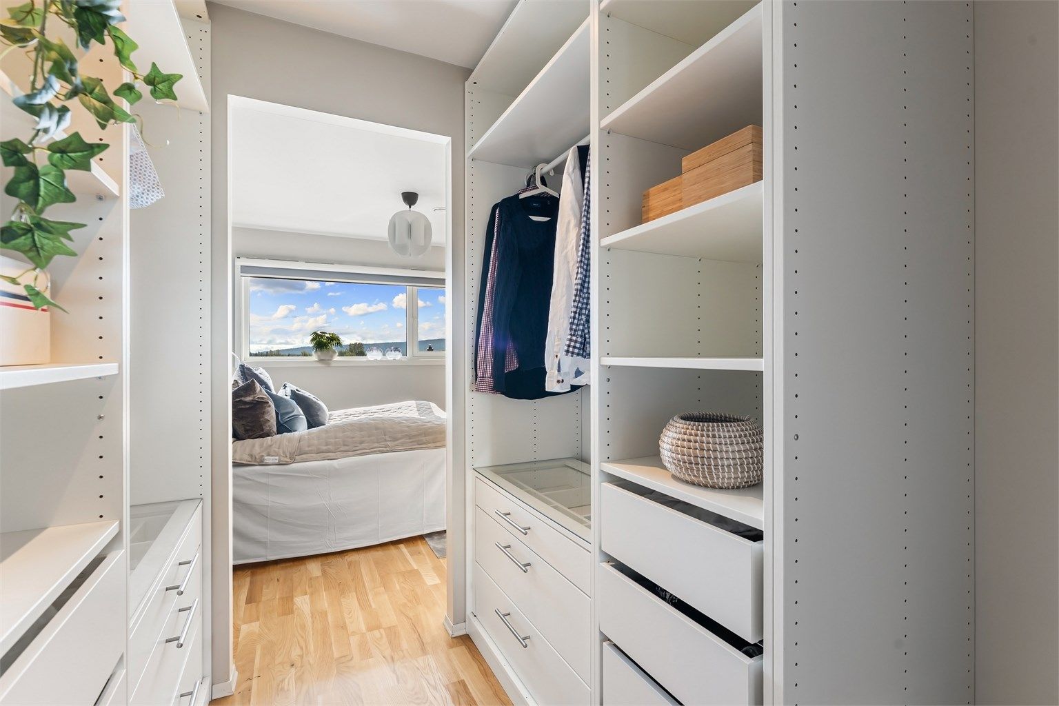 Walk-in-closet med praktisk innredning gir rikelig med oppbevaringsplass.