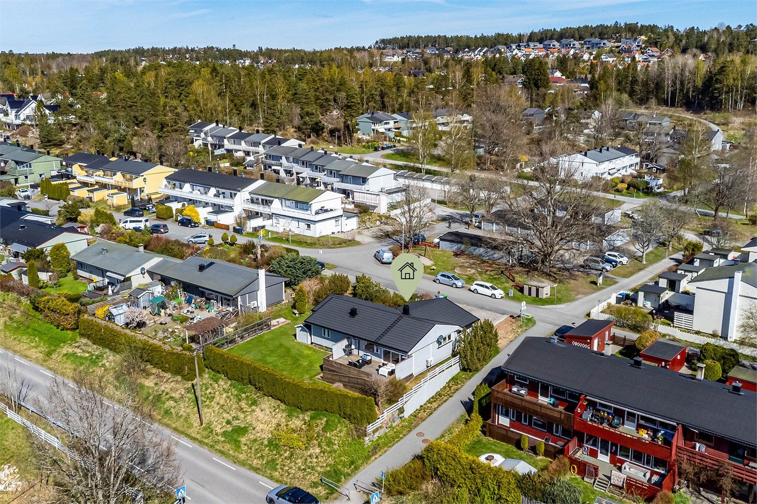I motsetning til alle øvrige boliger i nabolaget er denne frittstående fremfor kjedet. Den ble oppført i 1976 med alt på én flate og er siden tilbygget og oppgradert. Fotograf; Børge Oppegård.