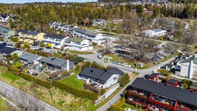 I motsetning til alle øvrige boliger i nabolaget er denne frittstående fremfor kjedet. Den ble oppført i 1976 med alt på én flate og er siden tilbygget og oppgradert. Fotograf; Børge Oppegård.