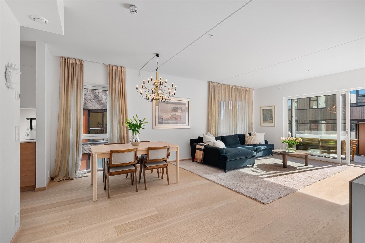 Stor og luftig stue med gode møbleringsmuligheter og naturlige soner for både sofagruppe og spiseplass.