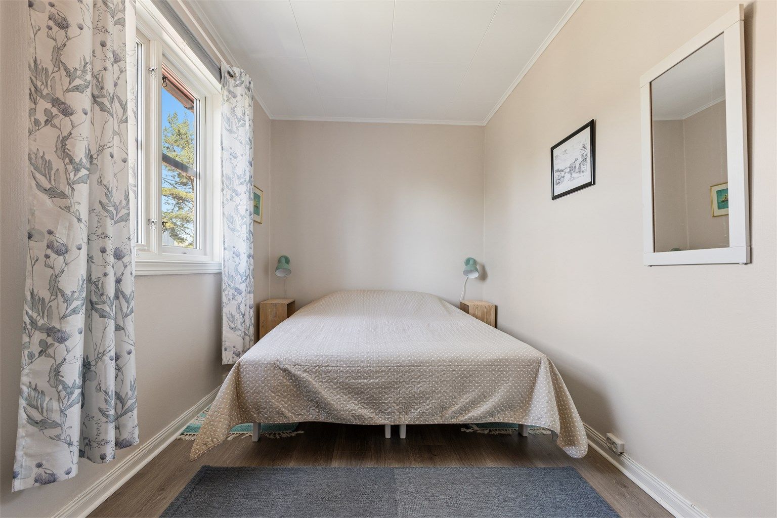 Soverom i 1. etasje med plass til dobbeltseng og nattbord.