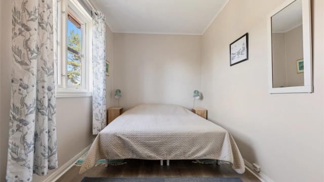 Soverom i 1. etasje med plass til dobbeltseng og nattbord.