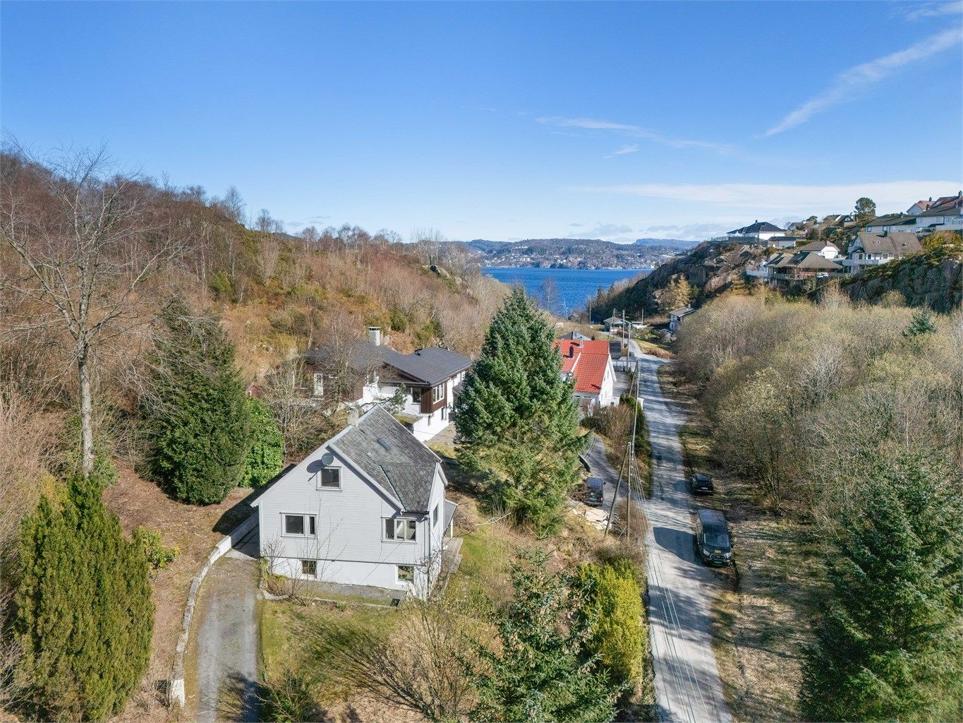 Boligen ligger fint til et steinkast fra Drotningsvik senter. 