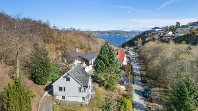 Boligen ligger fint til et steinkast fra Drotningsvik senter.