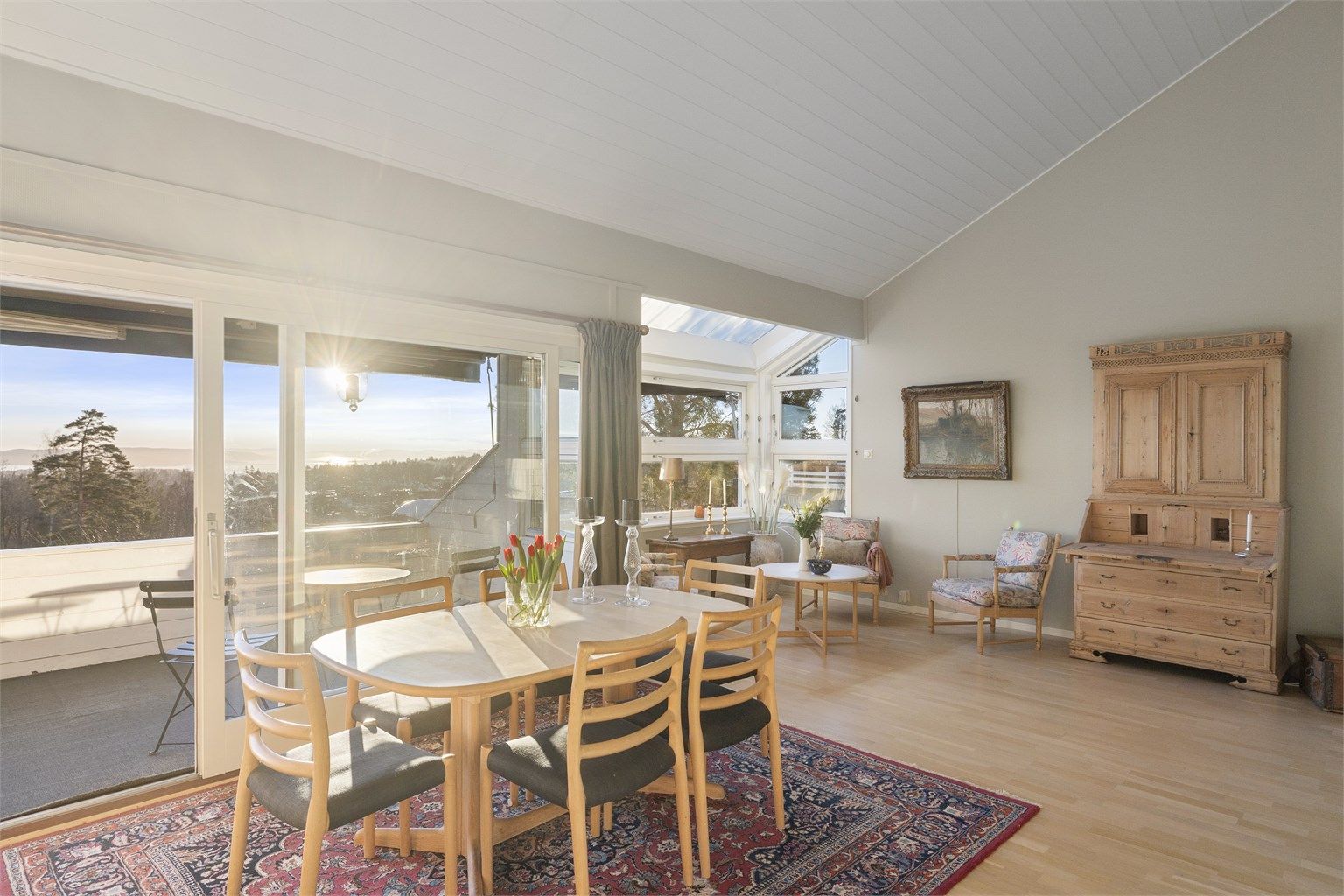 Stuen har gode møbleringsmuligheter for flere soner.