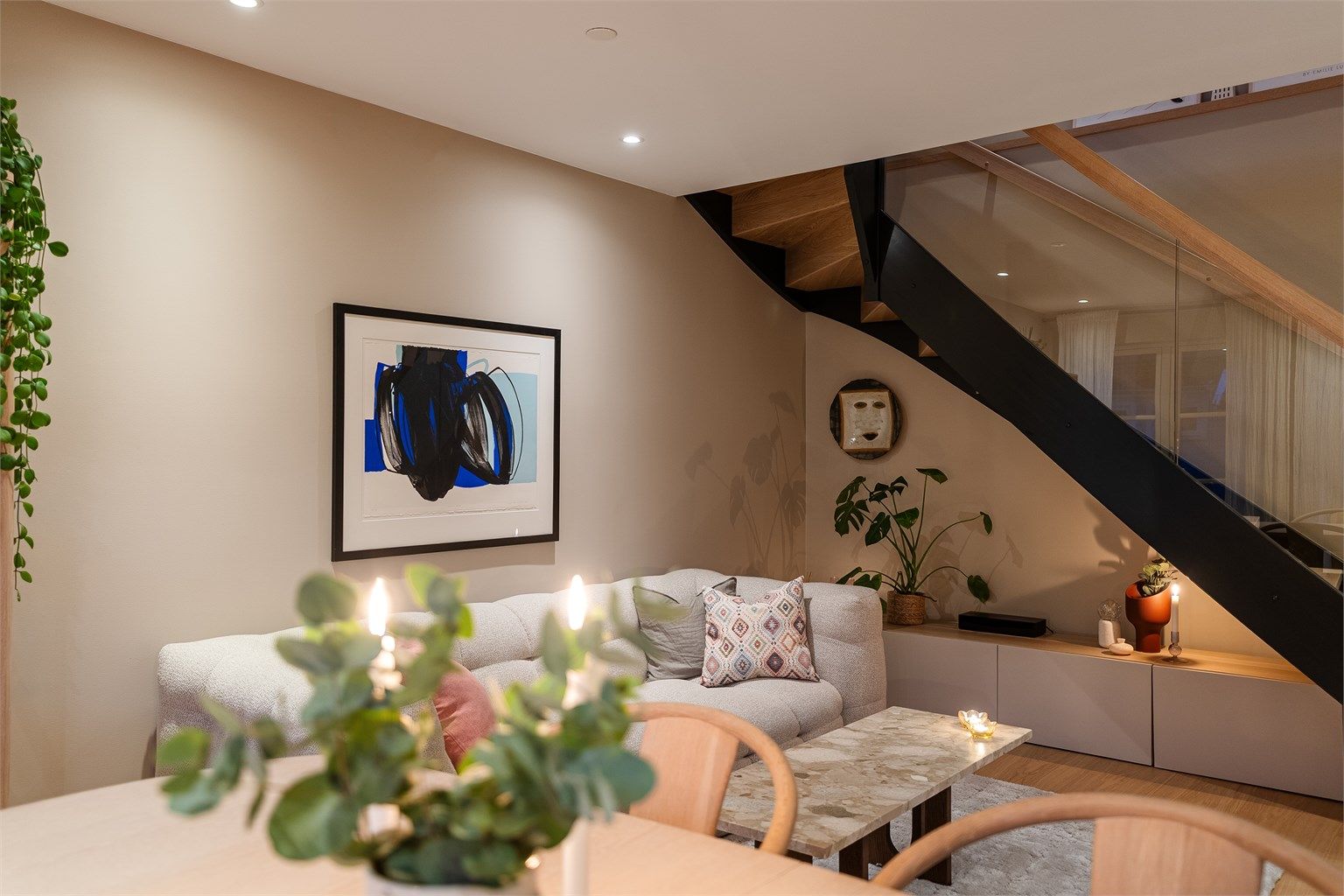 Under trappen er det også plass til ekstra oppbevaringsmøbel. 