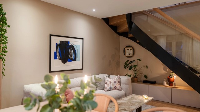 Under trappen er det også plass til ekstra oppbevaringsmøbel.