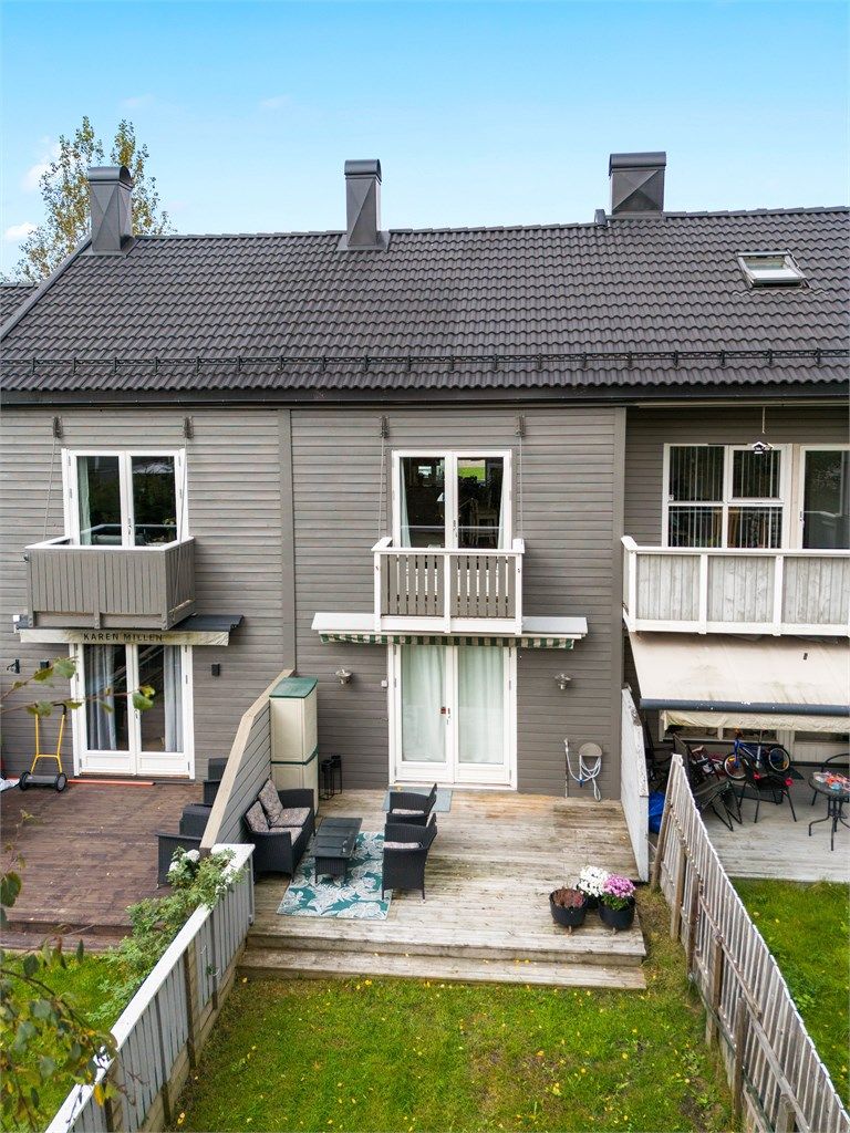 På baksiden har du en flott markterrasse med utgang fra stuen, god plass til utemøbler, og en liten hageflekk – ideelt for lek og avslapning. 