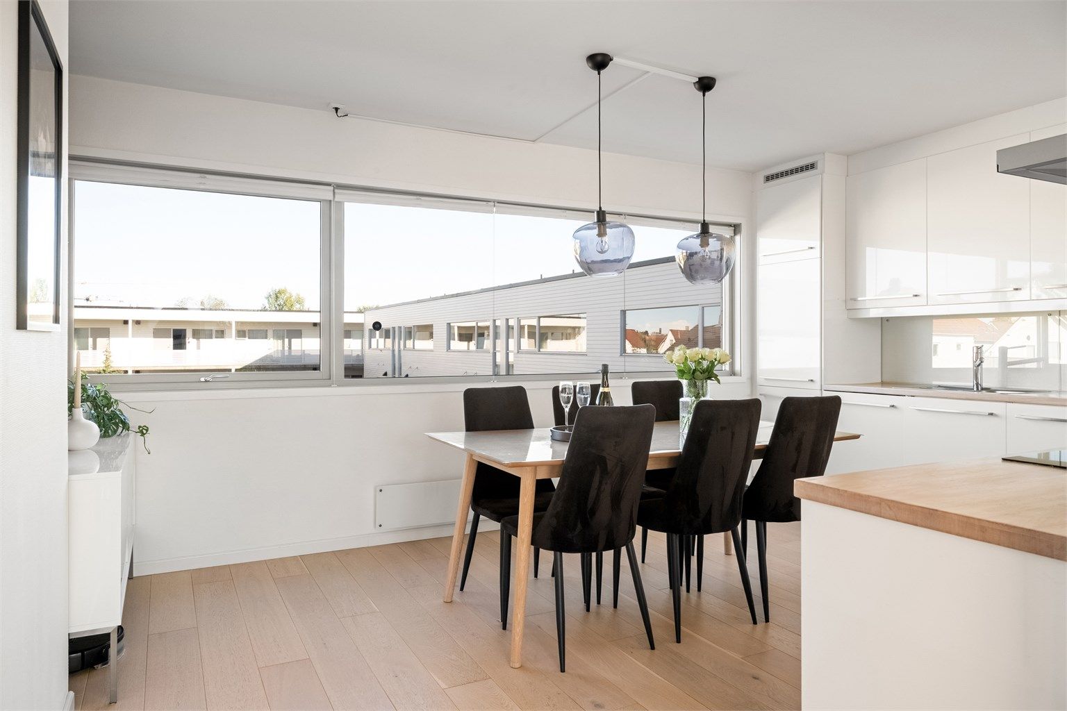 Kjøkken med plass til spisebord. 