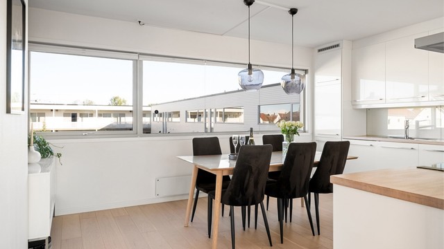 Kjøkken med plass til spisebord.