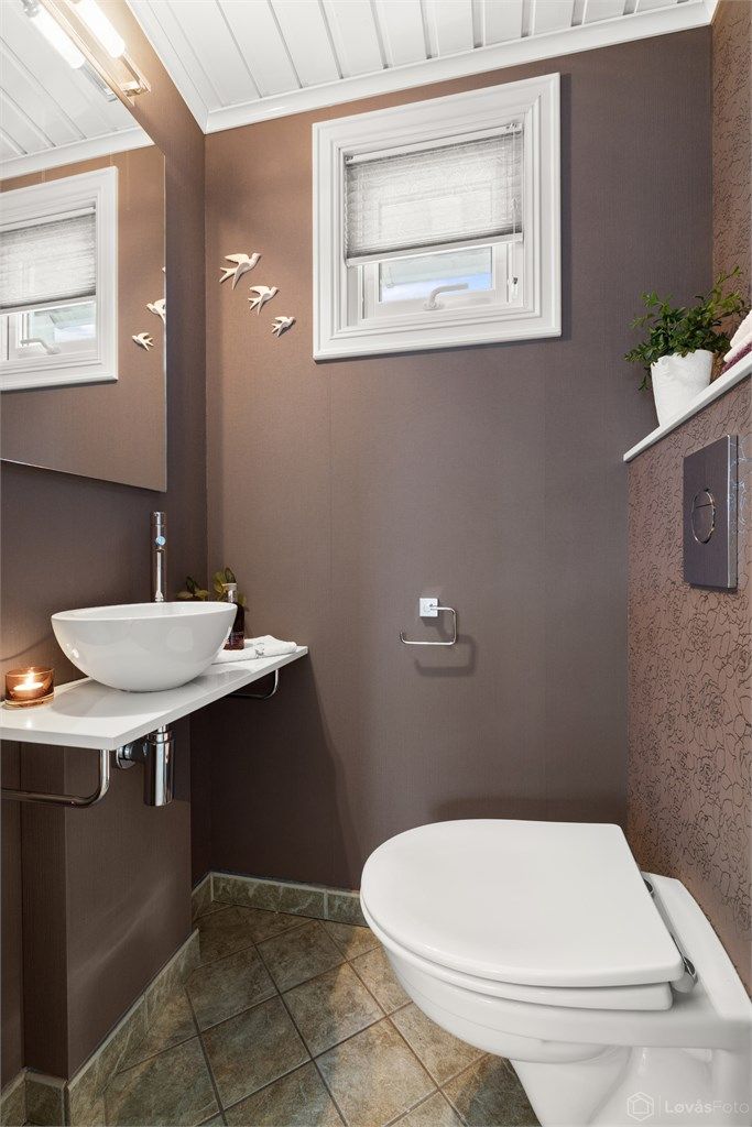 I praktisk tilknytning til entréen ligger også gjestetoalettet