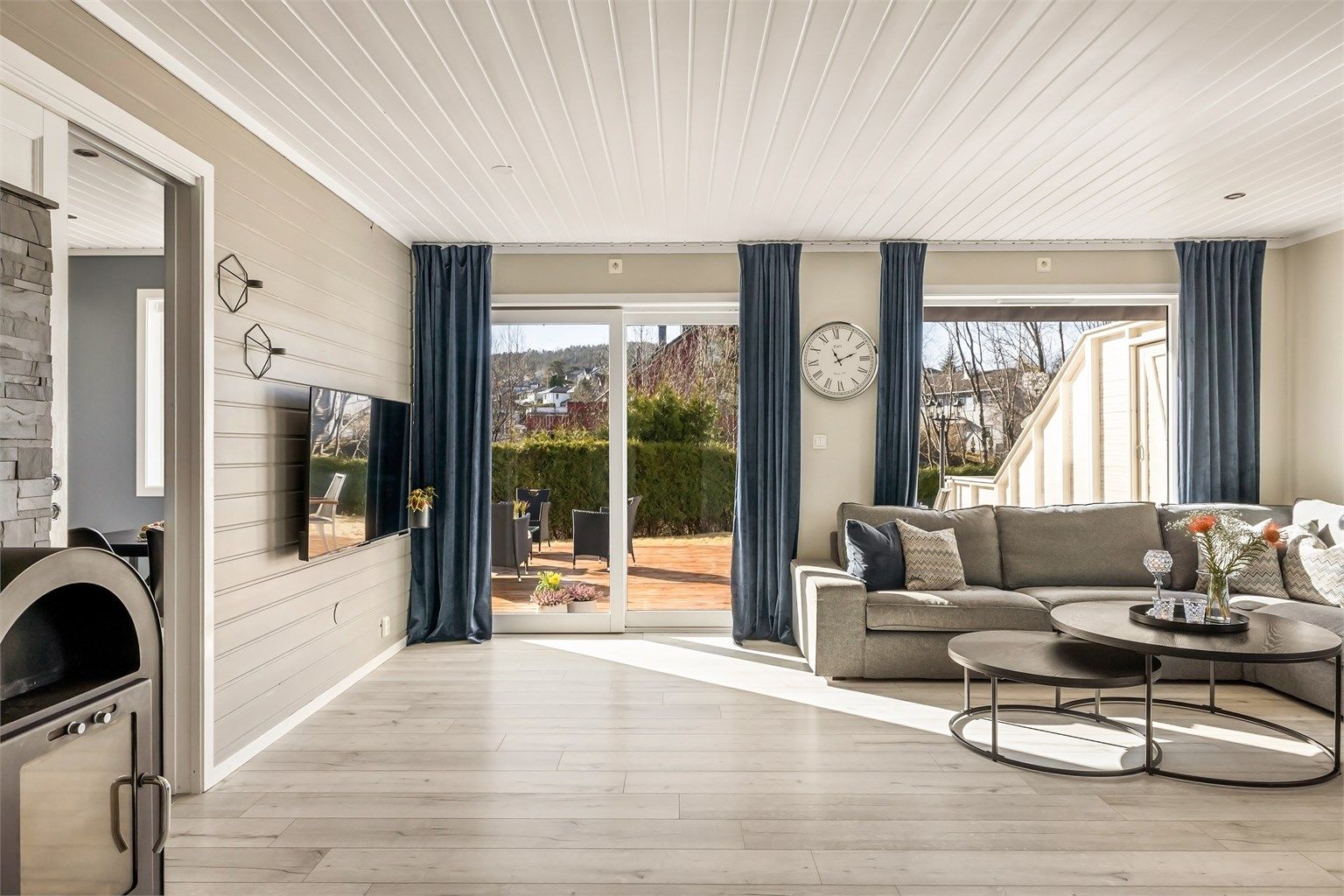 Stuen har direkte utgang til den store, skjermede uteplassen via en skyvedør.