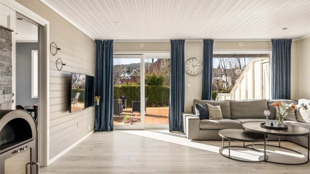 Stuen har direkte utgang til den store, skjermede uteplassen via en skyvedør.