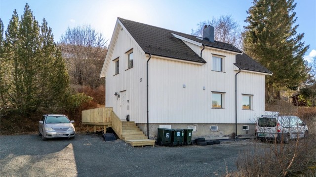 Velkommen til Amtmannssvingen 22 - og denne innholdsrike tomannsboligen beliggende i et rolig og barnevennlig boligområde i Olderdalen.