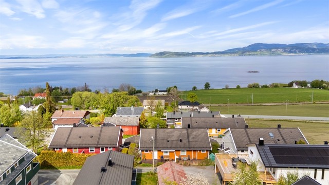 I tillegg byr nærområdet på flotte turmuligheter året rundt, med nærhet til både marka, sjøen og rekreasjonsområder som innbyr til et aktivt friluftsliv.