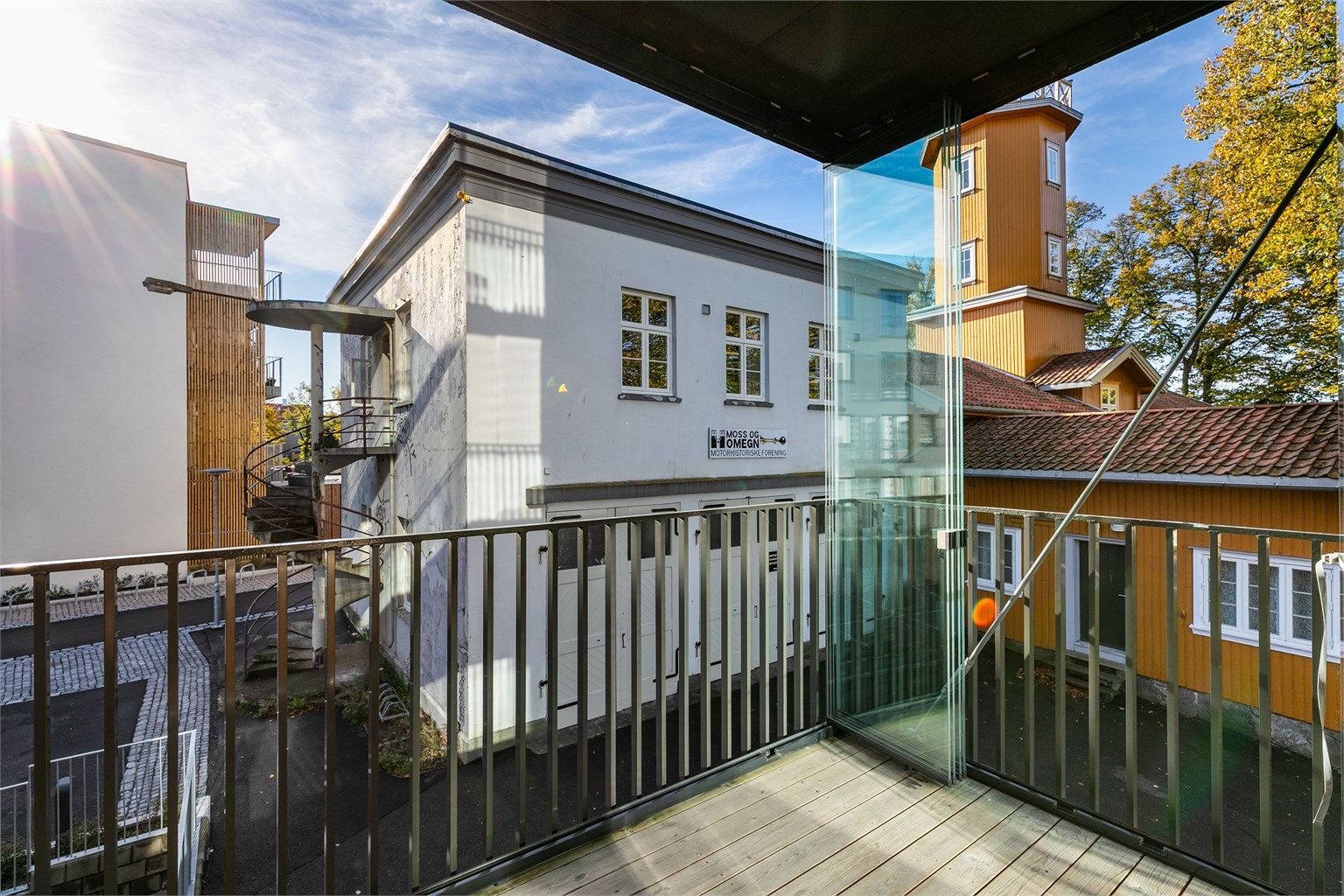 Skjermende glass er montert på to sider av balkongen og utvider bruksmulighetene betydelig. Glassene kan enkelt trekkes ut og foldes sammen.