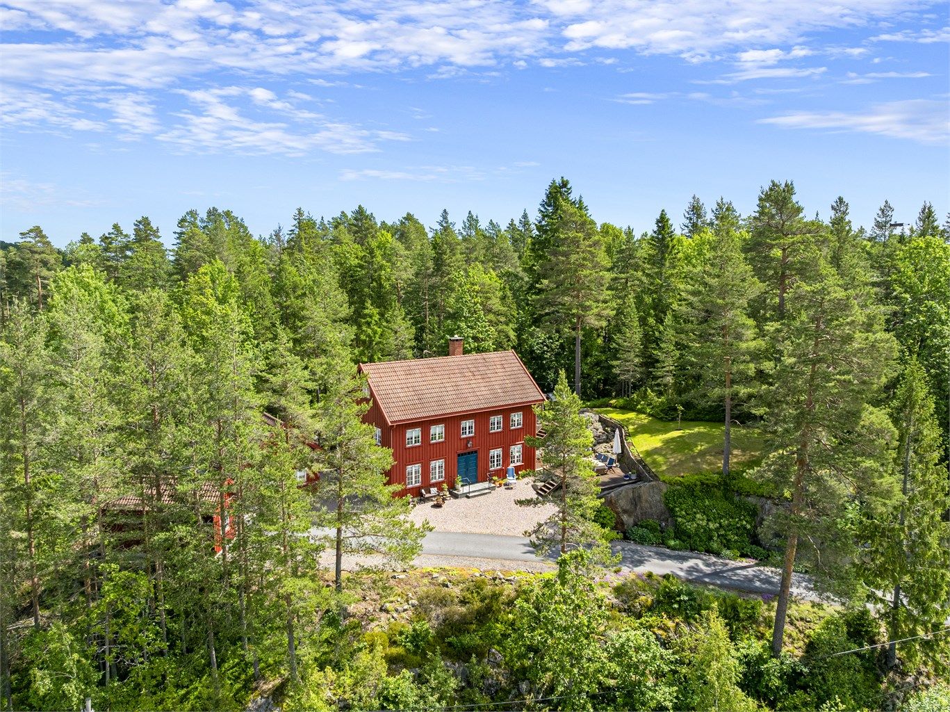 Eiendommen ligger tilbaketrukket med skog og natur som omkranser eiendommen. Det er likevel et etablert boligfelt på Nesheia.