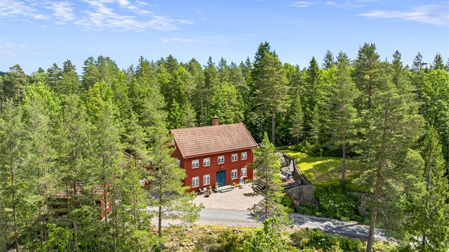 Eiendommen ligger tilbaketrukket med skog og natur som omkranser eiendommen. Det er likevel et etablert boligfelt på Nesheia.