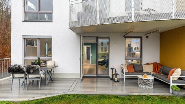 Velkommen til Godthåphaven 2 - en lys og tiltalende 4-roms hjørneleilighet med egen inngang, solrik terrasse og hage, samt garasjeplass. Foto: Zovenfra AS