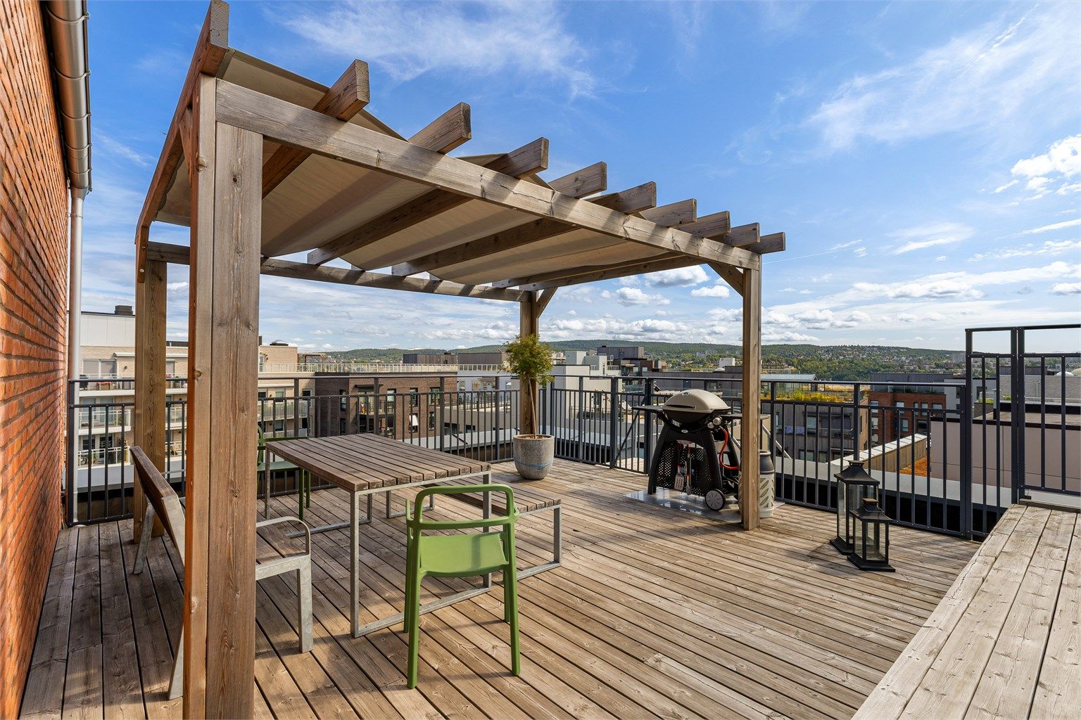 Pergola og spiseplass gjør det enkelt å invitere til hyggelige måltider under åpen himmel.