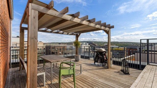 Pergola og spiseplass gjør det enkelt å invitere til hyggelige måltider under åpen himmel.