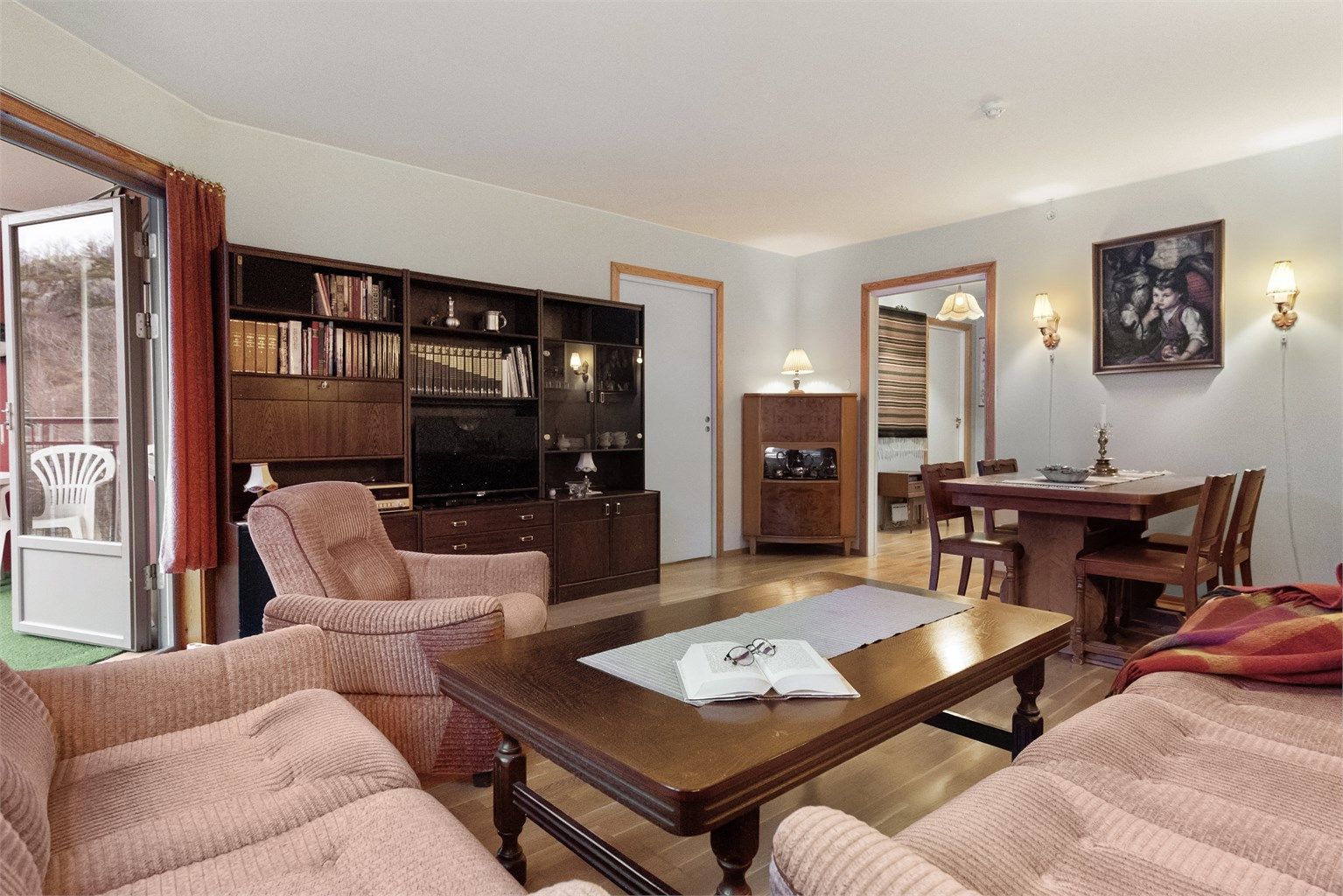 Flott, romslig bolig med solrik beliggenhet.