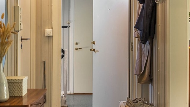 Entréen har plass til å henge fra seg yttertøy.