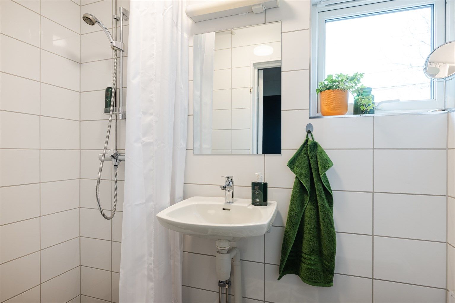 Pent flislagt bad med varme i gulvet for en behagelig start på dagen. 