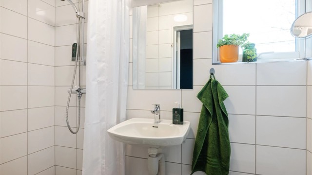 Pent flislagt bad med varme i gulvet for en behagelig start på dagen.