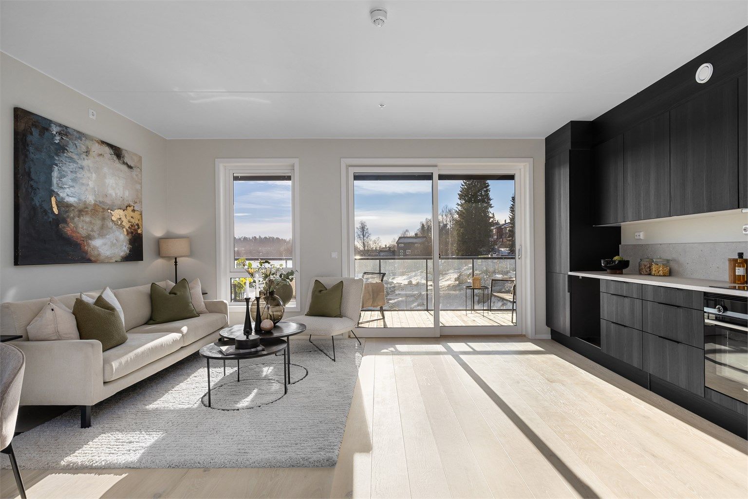 Åpen stue-/kjøkkenløsning med god soneinndeling. Stuen har fin størrelse, med god plass til sofagruppe og spisebord i tilknytning til kjøkkenet.