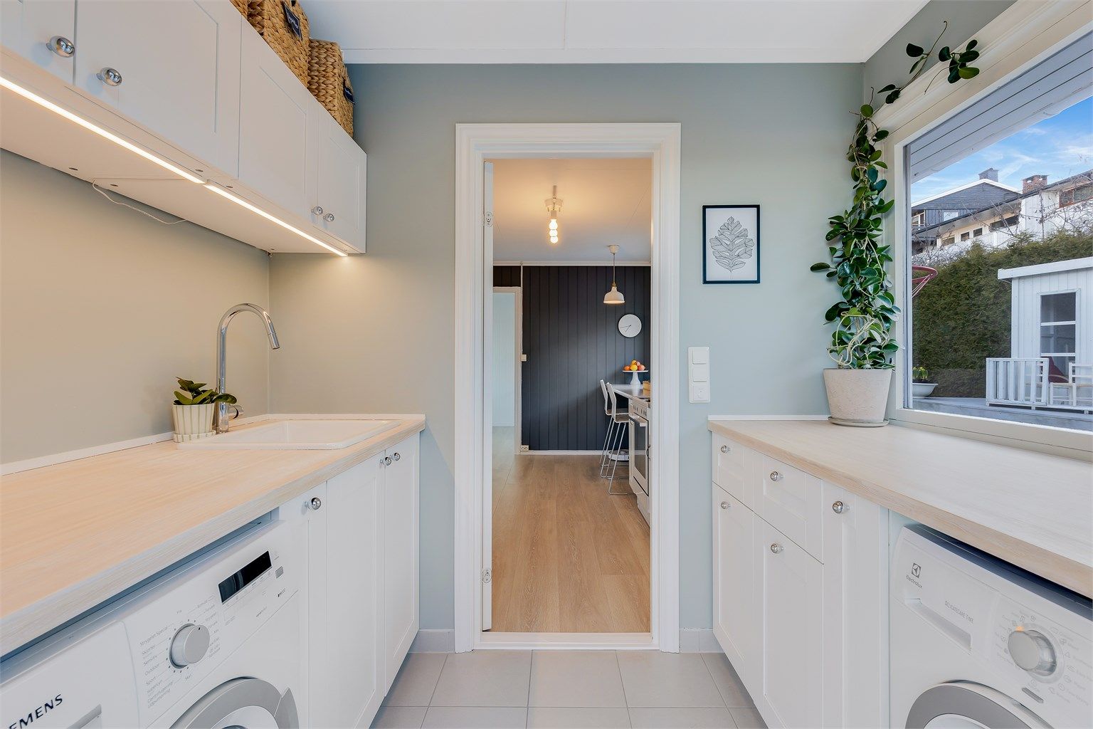 UTRYKKET I BOLIGEN er rent - og delikat. En kontrastvegg på kjøkkenet gir dybde.