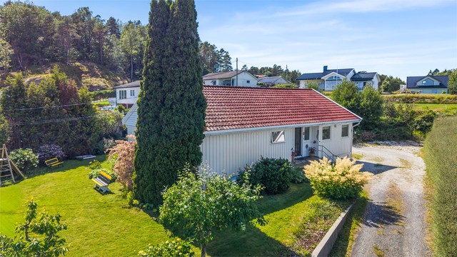 Innkjørsel opp til huset fra garasjen.