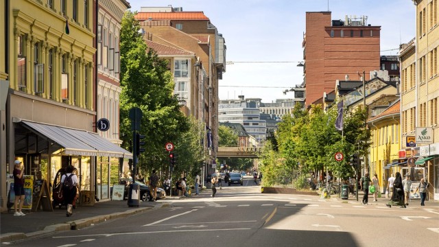 Oslo bussterminal ligger ca. 3 minutter unna, mens Oslo S og trikkestoppene i Storgata nås til fots på henholdsvis ca. 7 og 8 minutter.