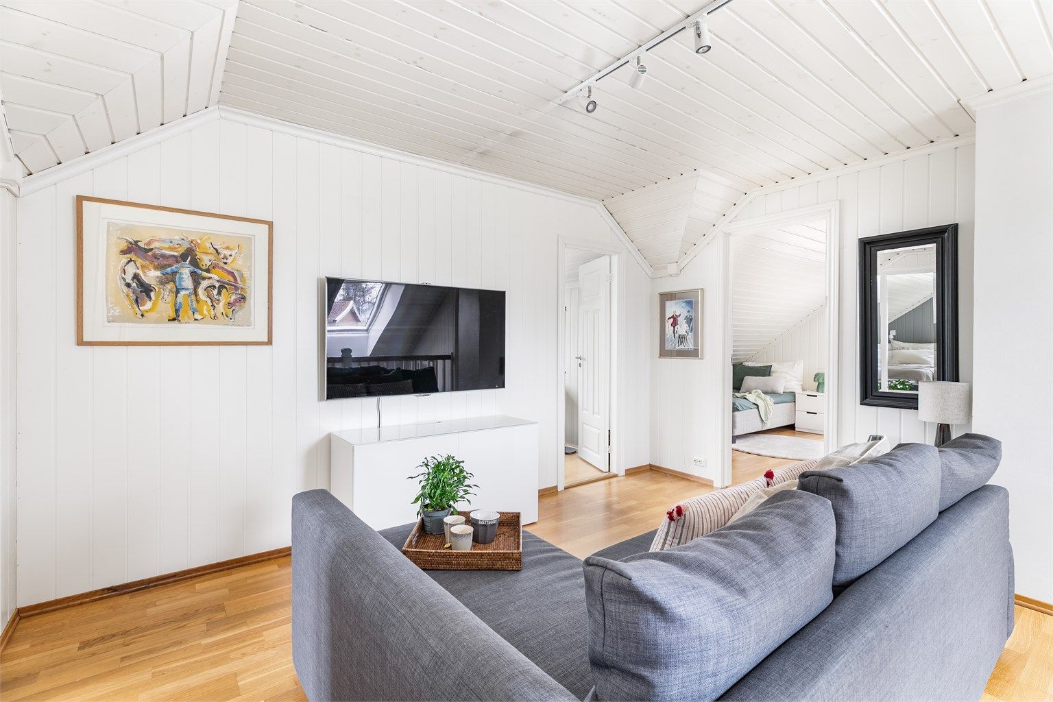 Deleveggen som er satt opp i loftstuen er det fullt mulig å ta ned, skulle det være ønskelig å tilbakeføre loftstuen til opprinnelig størrelse.