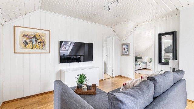 Deleveggen som er satt opp i loftstuen er det fullt mulig å ta ned, skulle det være ønskelig å tilbakeføre loftstuen til opprinnelig størrelse.