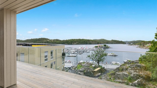 Utsikten fra terrassen kunne knapt vært bedre. Herfra ser man rett ut mot det yrende livet på Valle om sommeren og innseilingen mellom Vågøy og Lille Furuholmen.