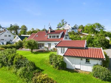 Fantastisk eiendom, få minutters gange ned til fjorden og båtplassen ved sundet. Innholdsrik enebolig med hybel, pent opparbeidet hage med flere uteplasser.