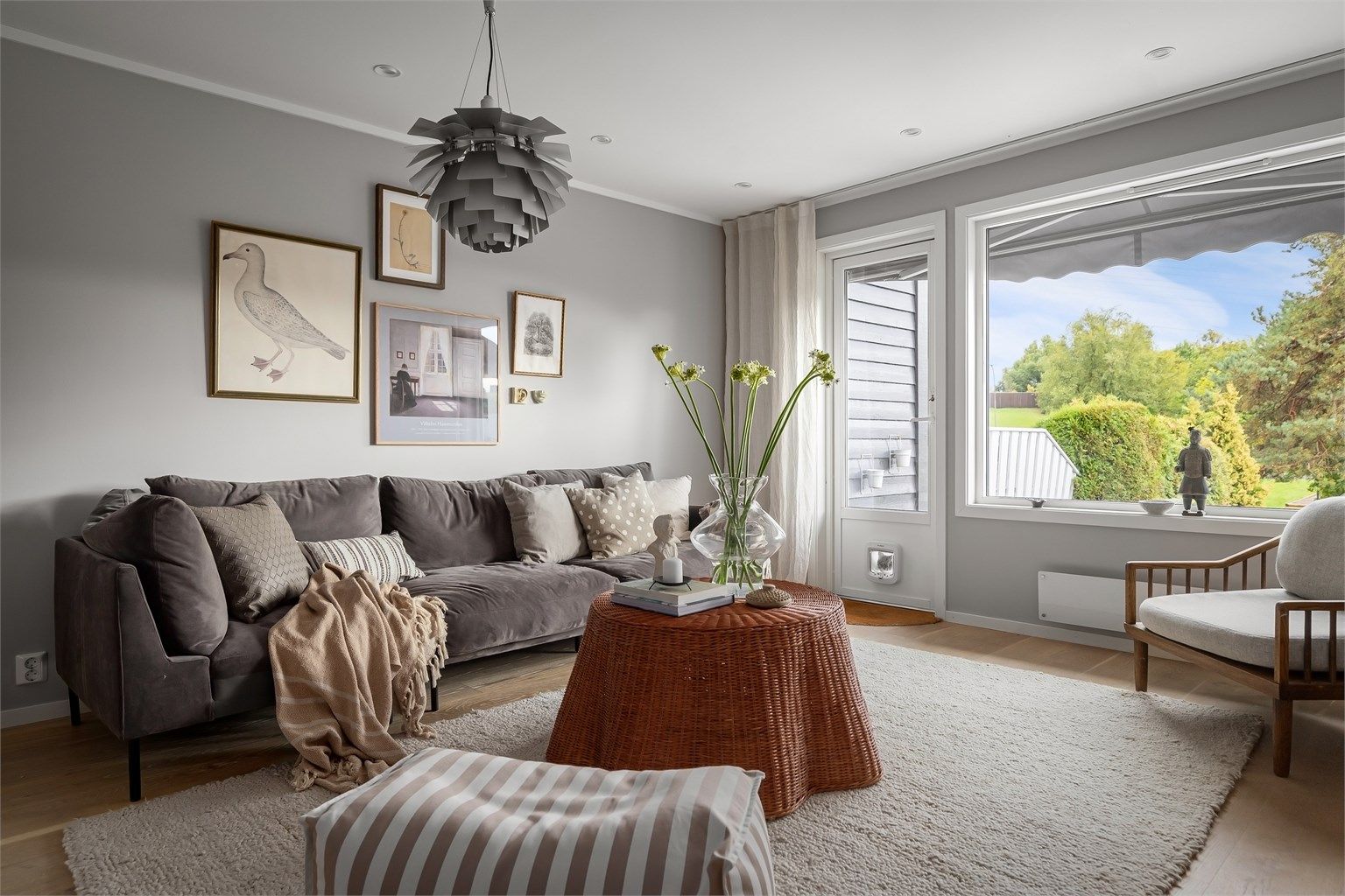 Malte veggflater og downlights er montert i himling
