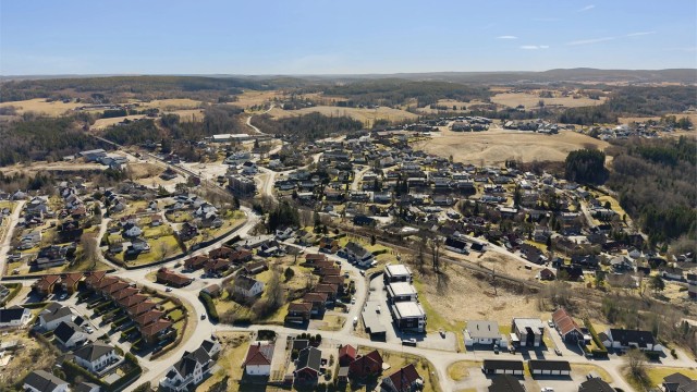 Fra leiligheten er det gangavstand til sentrum med blant annet Kiwi, barnehager og barneskole.