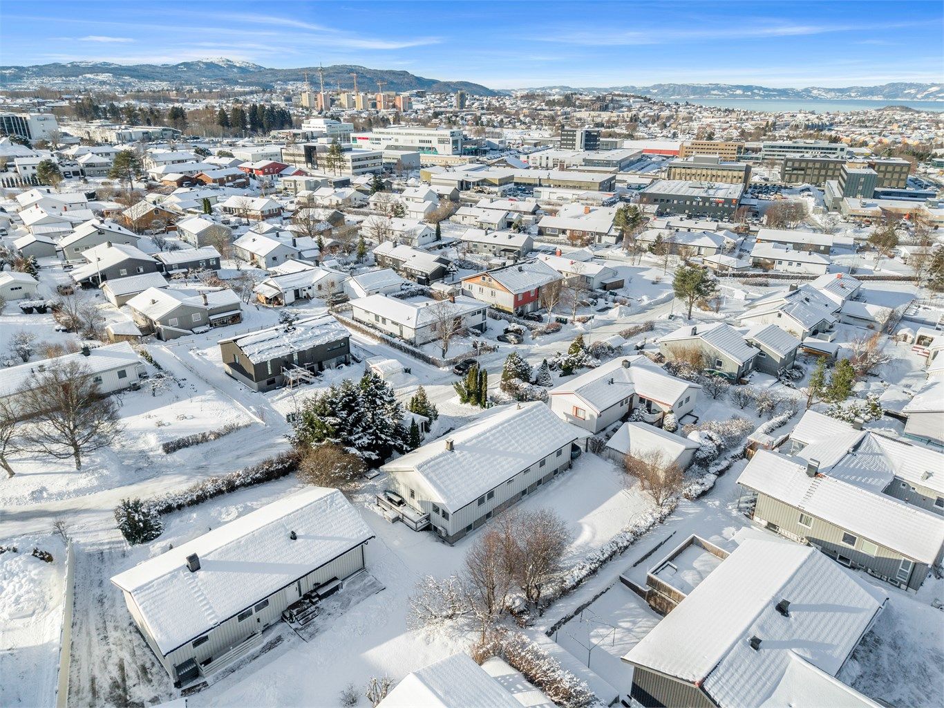 Kiwi, Bunnpris og Rema 1000 er nærmeste dagligvare. For et bredere utvalg av butikker og servicetilbud ligger kjøpesentrene Sirkus shopping og City Lade kun 6 og 9 minutters kjøretur unna. Trondheim sentrum nås på ca. 12 minutter med bil.