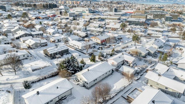 Kiwi, Bunnpris og Rema 1000 er nærmeste dagligvare. For et bredere utvalg av butikker og servicetilbud ligger kjøpesentrene Sirkus shopping og City Lade kun 6 og 9 minutters kjøretur unna. Trondheim sentrum nås på ca. 12 minutter med bil.
