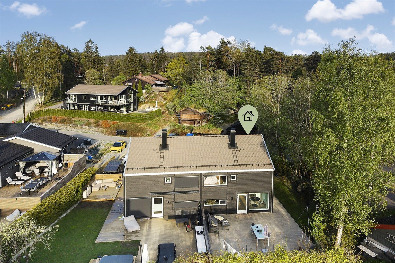 Boligen har en stor, vestvendt markterrasse på rundt 68 m² som strekker seg rundt boligen.