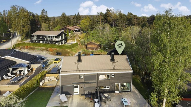 Boligen har en stor, vestvendt markterrasse på rundt 68 m² som strekker seg rundt boligen.