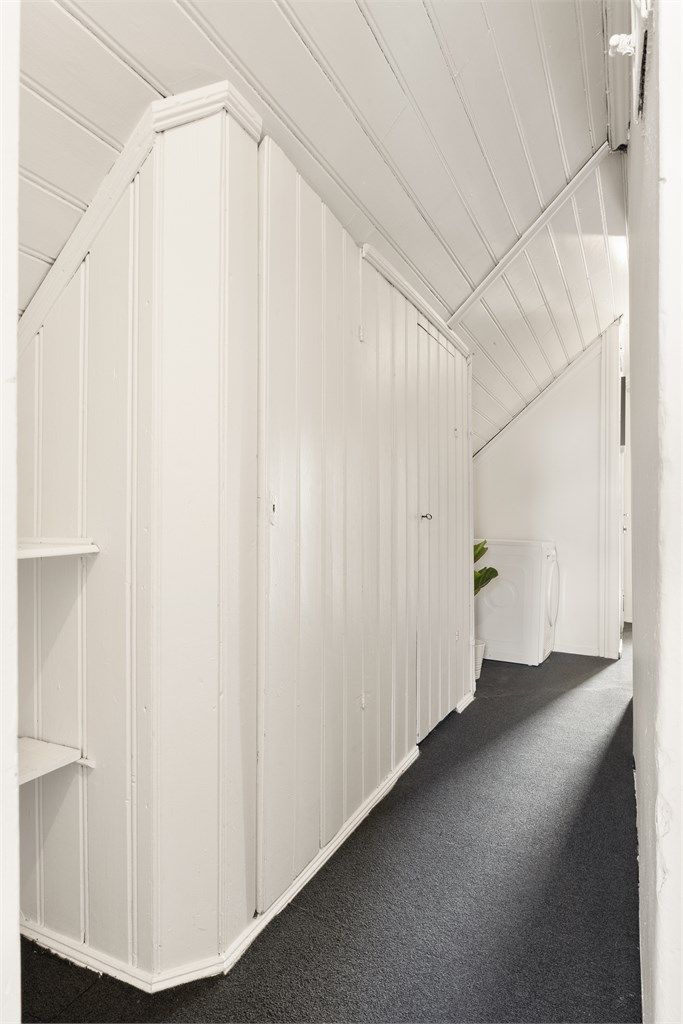 Fra gang 1 er det oppgang til loft, inngang til bad/wc og soverom 2 i tillegg til kott